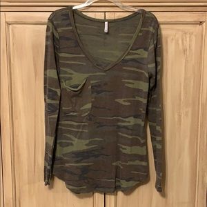 Z Supply Camo V Neck Pocket Tee Sz M